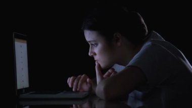 Sinir kız üniversiteye girme sonucu bekliyor dizüstü bilgisayarda web sayfası yeniden yükleme