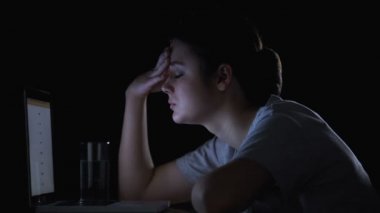 Kız sistem yöneticisi ilaç alıyor, gece vardiyasında baş ağrısı hissediyor
