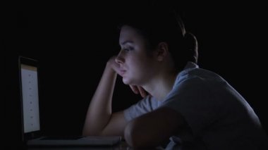Sıkılmış kadın gece geç saatlerde işe konsantre olmaya çalışıyor, erteleme