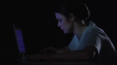 Kadın onun laptop ölüm mavi ekranda izliyor ve usta ya da çağırıyor