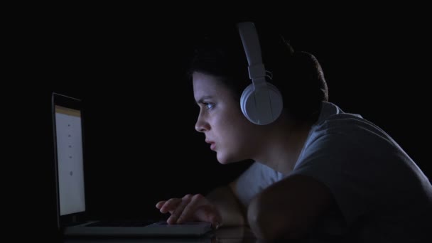 Κορίτσι σκηνής-μάνατζερ που ασχολούνται με την τοποθέτηση βίντεο στο φορητό υπολογιστή αργά τη νύχτα, κόπωση — Αρχείο Βίντεο