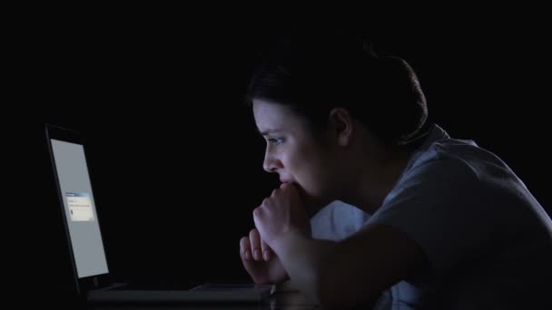 Nervös kvinna väntar på filer nedladdning eller uppgradering av programvara på bärbar dator — Stockvideo