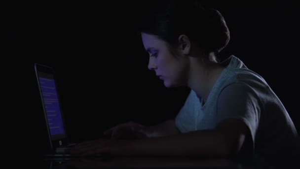 Woman watching at blue screen of death on her laptop and calling to master — Stock Video