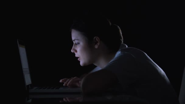 Menina rolando redes sociais no laptop e sorrindo, lendo mensagens e mensagens — Vídeo de Stock