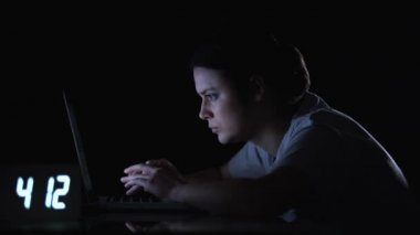 Yorgun kadın freelancer gece geç saatlerde dizüstü bilgisayarda yazarak, son tarih, müşteri hizmeti