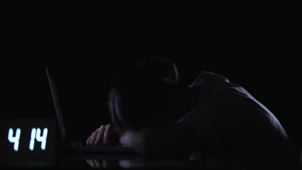 Перегруженная работой женщина-фрилансер спит на ноутбуке поздно ночью, срок реализации проекта — стоковое видео
