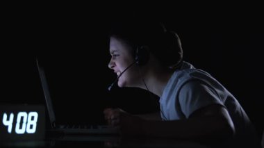 Agresif kadın oyuncu son derece oyun, bilgisayar bağımlılığı kaybetme konusunda üzgün
