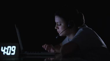 Müşteri desteği kadın çalışan gece vardiyasında çalışan, sağlıksız yaşam rejimi