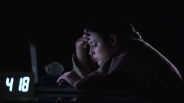 Gece vardiyasında çalışan grip hastası serbest çalışan kadın ekose kaplı