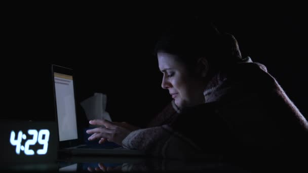 Femme bouleversée freelance pleurer près de l'ordinateur la nuit, souffrant de grippe et de fatigue — Video