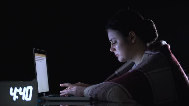 Huilen vrouw werken op laptop en het tonen van hulp ondertekenen, harde arbeidsomstandigheden — Stockvideo
