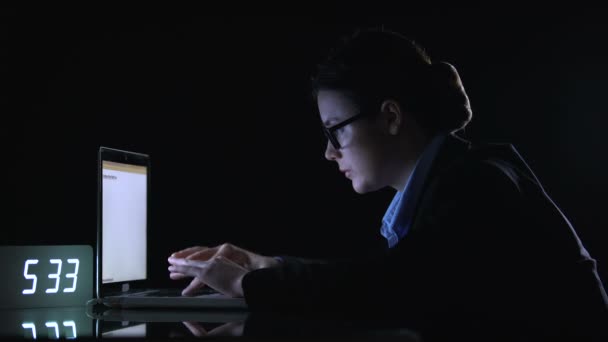 Vrouwelijke manager typen op laptop in Dark Office, deadline, overwerk statistieken — Stockvideo