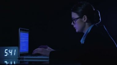 Endişeli businesslady dizüstü ölüm ekranı, yazılım arızası, virüs bakarak