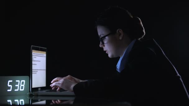 精疲力竭的女性在正式服装打字报告和躺在笔记本电脑上，过度工作 — 图库视频影像