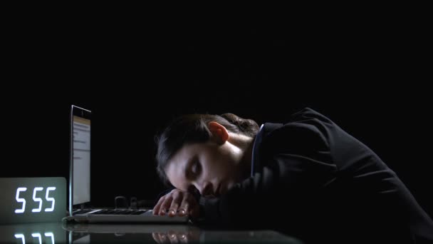 Tired businesslady sleeping on computer, suffering exhaustion before deadline — Stock Video