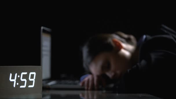 Καταπονημένος κυρία στο κοστούμι ύπνου στο φορητό υπολογιστή αργά τη νύχτα, εκτεταμένος φόρτος εργασίας — Αρχείο Βίντεο