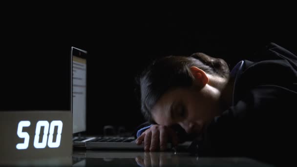 Businesslady waking up in office, sleeping on laptop, secretary preparing report — Stock Video