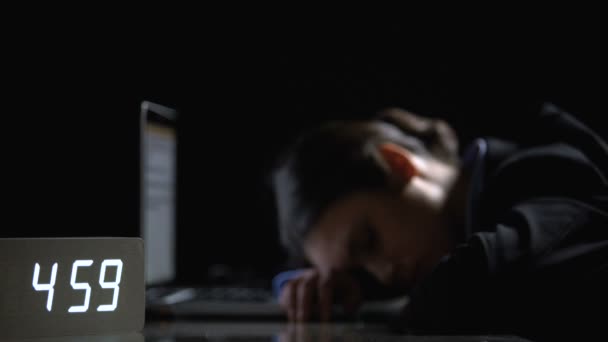 Slaperige dame in pak uitschakelen alarm, liggend op laptop in Office laat in de nacht — Stockvideo