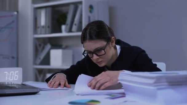 Deprimerad dam i Office passar ovilliga att arbeta, känsla utmattad, överarbetande — Stockvideo
