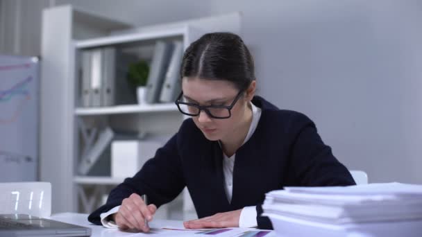 Senhora contabilista satisfeita olhando através de documentos, sentindo-se feliz com o trabalho — Vídeo de Stock