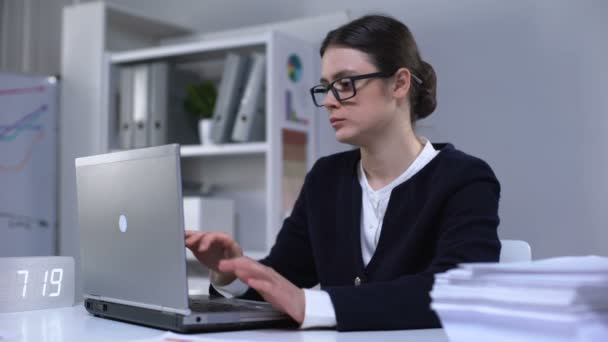 Müde Dame im Business-Anzug, die Schmerz und Reiben im Nacken spürt, sitzender Lebensstil — Stockvideo