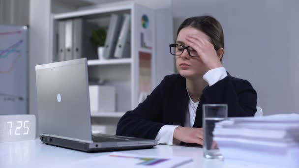 Εξαντλημένη γυναίκα εργαζόμενος γραφείο που υποφέρει από πονοκέφαλο και λήψη χάπι, αγχωτική δουλειά — Αρχείο Βίντεο