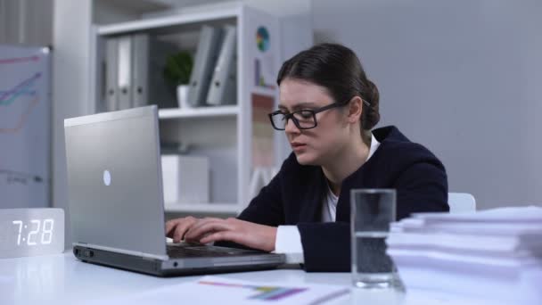 Trött kvinna i kostym skriva på dator och dricksvatten, arbeta till sent — Stockvideo