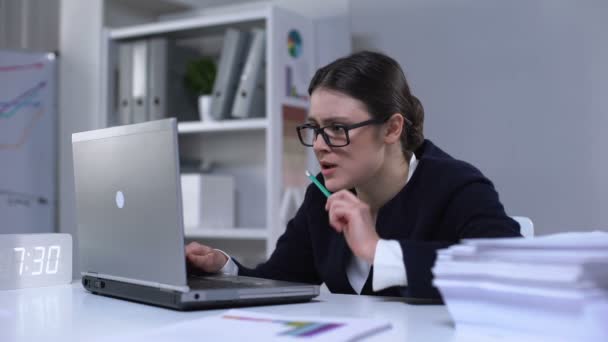 Nervöse weibliche Chefassistentin arbeitet am Laptop und beißt Bleistift, Deadline — Stockvideo