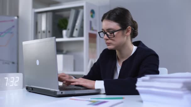 Nieszczęśliwy sekretarz wpisując na laptopie i zamykając go w frustrację, wadliwe działanie — Wideo stockowe