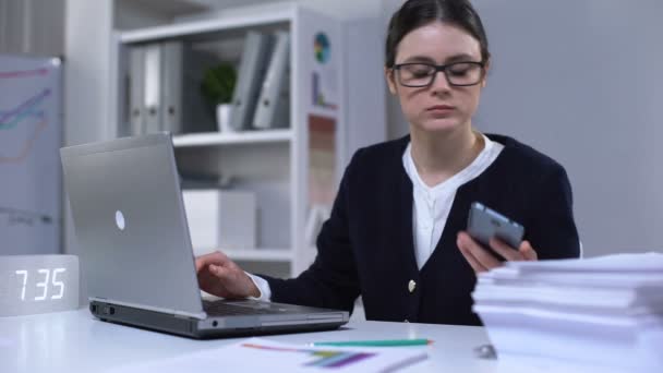 Überarbeitete Geschäftsfrau, die Anrufe entgegennimmt, unzufrieden mit Nachrichten, stressiger Job — Stockvideo
