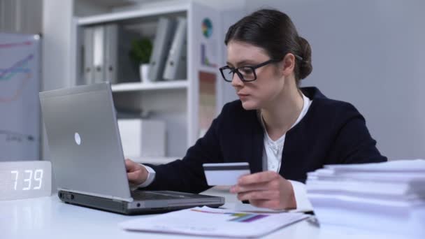 Lady em terno entrar número de cartão na loja de compras on-line, transação internet — Vídeo de Stock