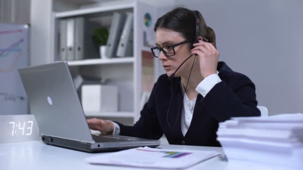 Geschäftsfrau im Headset hat Online-Konferenz, Sekretärin passt Besprechung an — Stockvideo