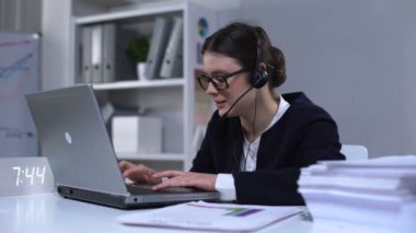 Kadın ofis çalışanı işyerinde bilgisayar oyunları oynuyor, stresi azaltıyor