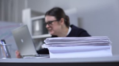 Kızgın ofis çalışanı arıza acı, dizüstü bilgisayar kapatma ve kağıtları atma