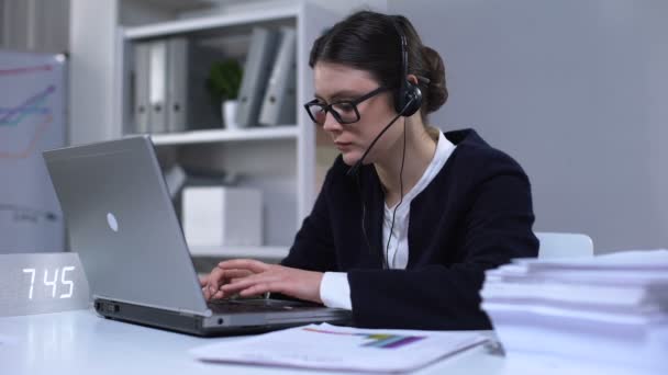 Mujer sobrecargada quitándose los auriculares y acostada en el portátil, agotada después del trabajo — Vídeos de Stock