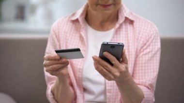 Üst düzey kadın akıllı telefon kredi kartı numarasını girerek, faturaları online ödeme