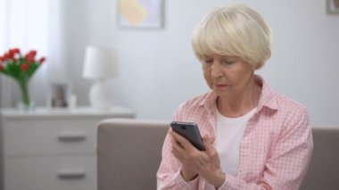 Smartphone üzgün üst düzey kadın yazma mesajı, kayıp aile, yalnızlık