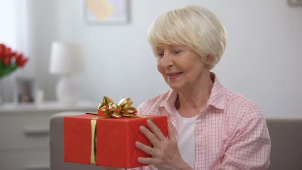 Leende Senior kvinnliga Holding gift box, lycka, womens dag firande — Stockvideo