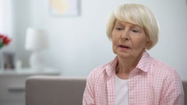 Huzurevinde tek başına oturan üzgün yaşlı kadın, akrabaları tarafından terk edildi