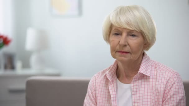 Mulher idosa deprimida olhando para a câmera, insegurança social, baixos rendimentos — Vídeo de Stock
