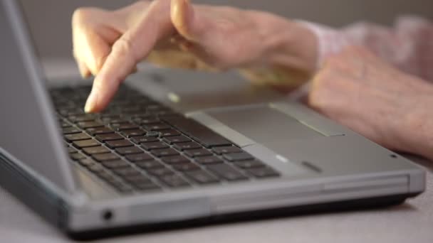 W wieku kobieta tekstylny wiadomość na laptopie, studiując nowoczesne technologie, pokolenie — Wideo stockowe