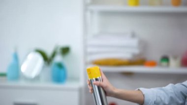 Kadın el odada hava spreyi püskürtme, güzel koku, aroma, temizlik