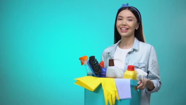 Sorrindo dona de casa segurando cesta com detergentes, trabalhador do serviço de limpeza — Vídeo de Stock