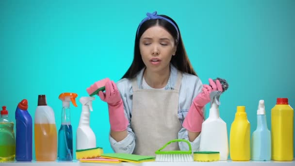 Housewife in gloves holding sponge disappointed with low quality detergents — Stock Video