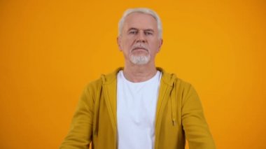 Memnun olmayan yaşlı adam el ele, kötü hizmeti reddeden, işaret jestini durdur