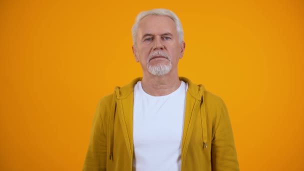 Starší muž v příležitostných šatech s varovným gestem, znak odmítnutí — Stock video