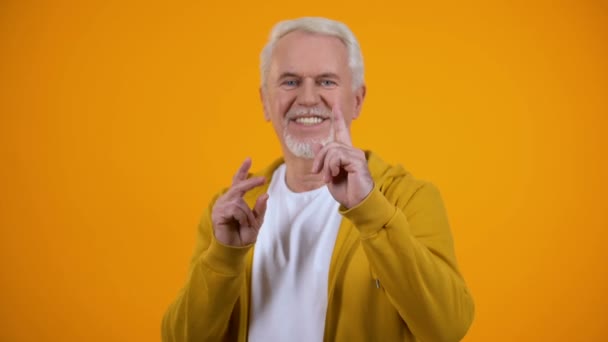 Glad pensionär visar Hej du gest, pekfingret på kamera, hälsning — Stockvideo