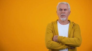 Memnun emekli adam palmiye ile yüz kapanış, başarısızlık kavramı, hayal kırıklığı