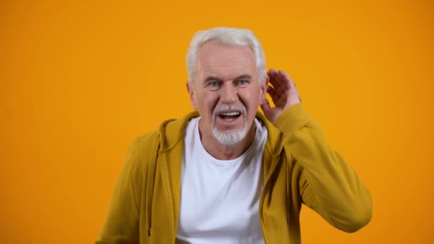 Älterer Mann versucht Gesprächspartner zu hören, gesundheitliche Probleme älterer Menschen, Gehörlosigkeit — Stockvideo