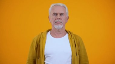 Ciddi üst düzey adam turuncu arka plan, zor seçim, satış karşı taraf arıyor